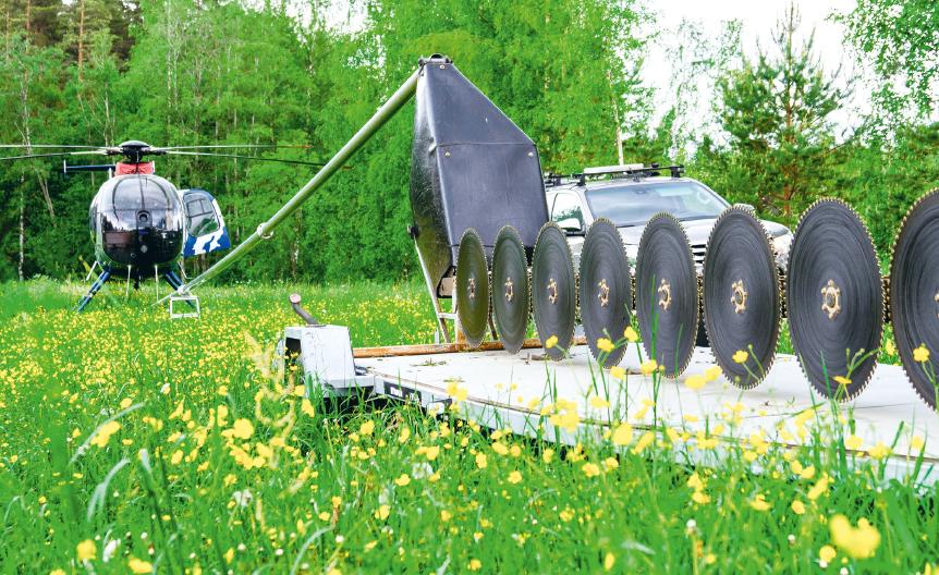 Helikopterzagen naast  hoogspanningsleidingen